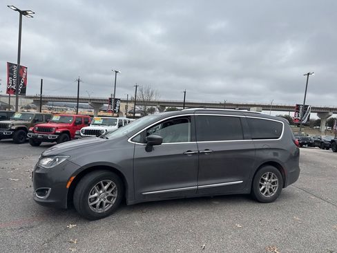Used 2020 Chrysler Pacifica Touring-L image 14