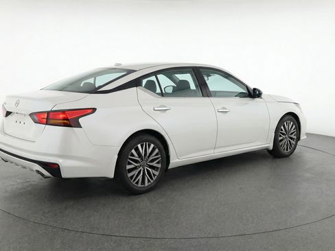 Used 2025 Nissan Altima 2.5 SV FWD image 9