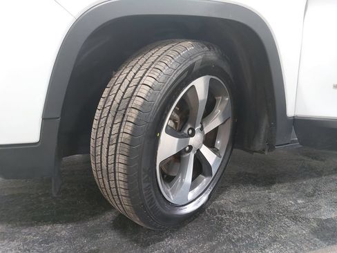 Used 2019 Jeep Cherokee Limited FWD image 31