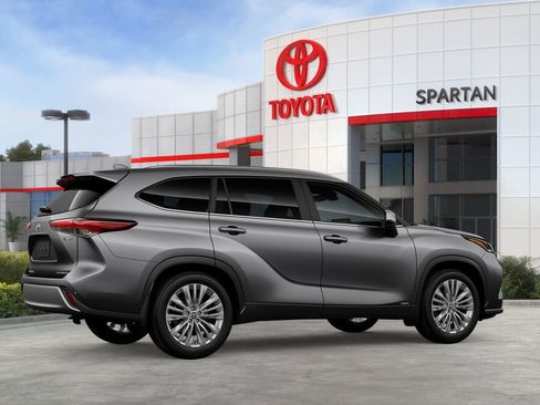 New 2026 Toyota Highlander Platinum image 11