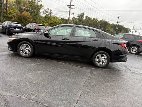 Used 2024 Hyundai Elantra SE FWD image 4