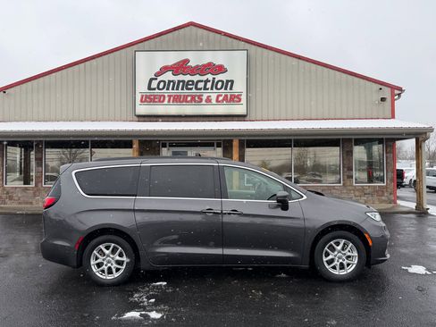 Used 2022 Chrysler Pacifica Touring-L image 3