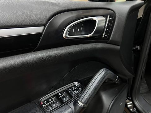 Used 2016 Porsche Cayenne AWD/4WD image 24
