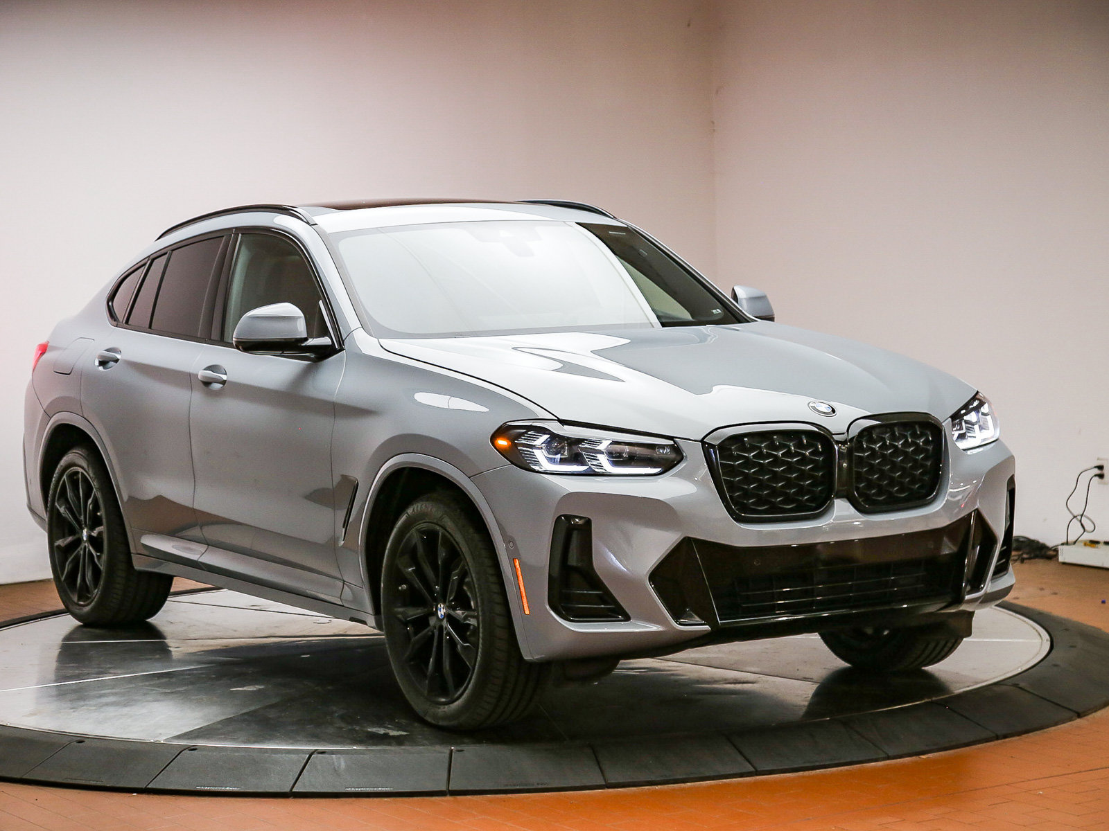 Used 2024 BMW X4 xDrive30i w/ Premium Package AWD/4WD image 3