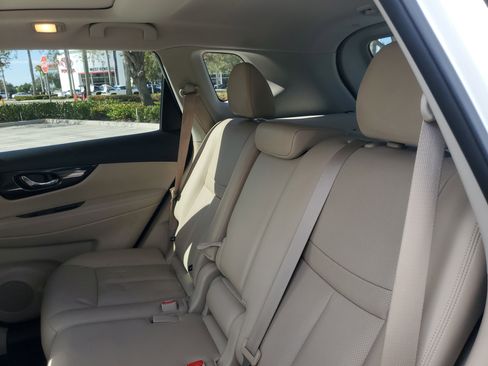 Used 2018 Nissan Rogue SL w/ Premium Package image 17