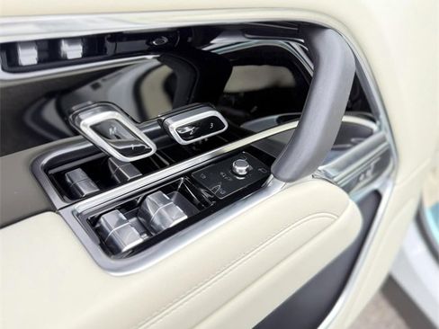 Used 2025 Land Rover Range Rover Long Wheelbase SE image 23