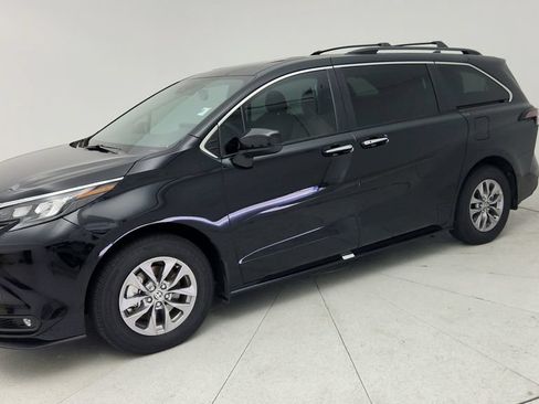 Used 2026 Toyota Sienna XLE FWD image 4
