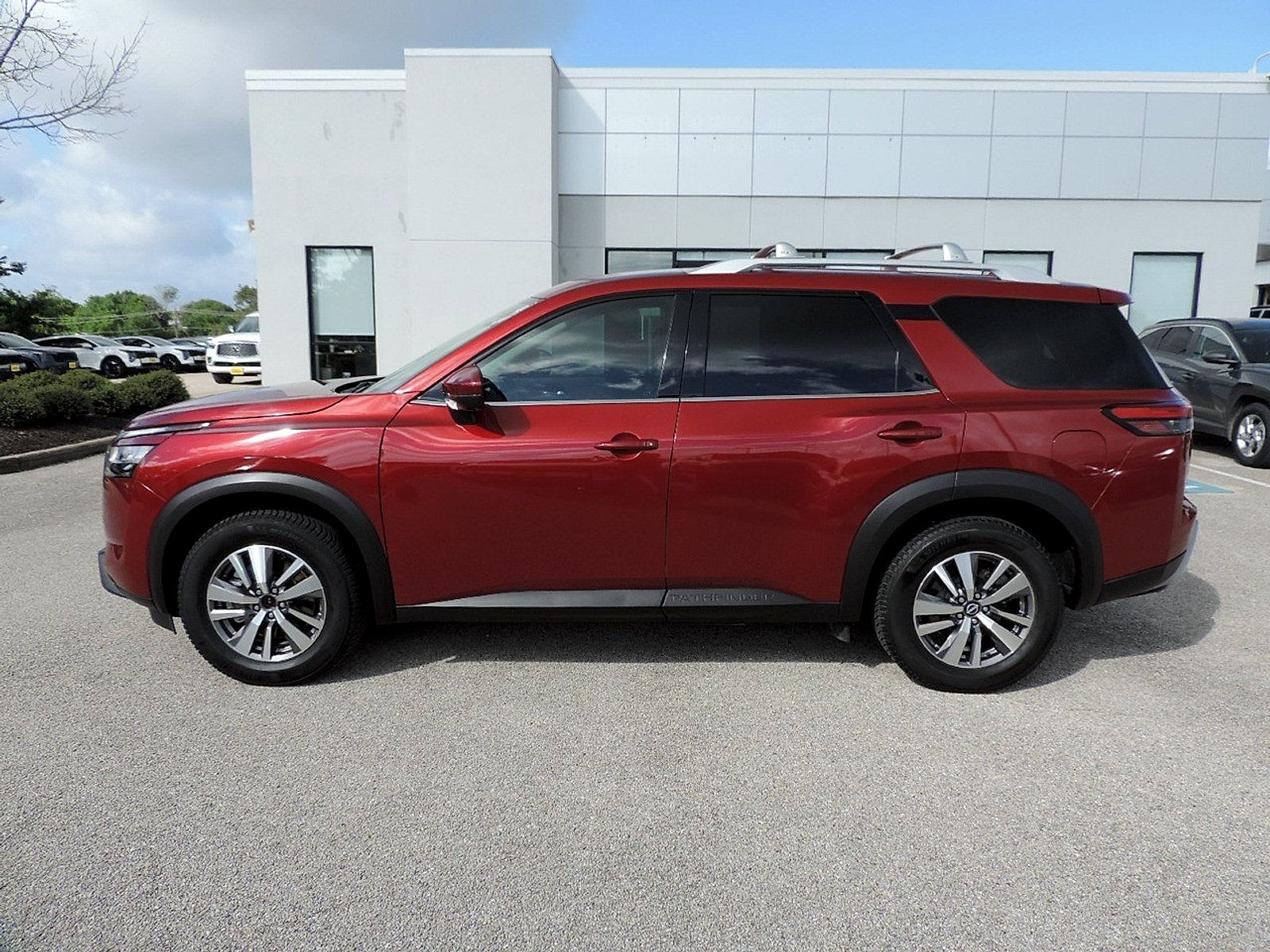 Used 2023 Nissan Pathfinder SL FWD image 8