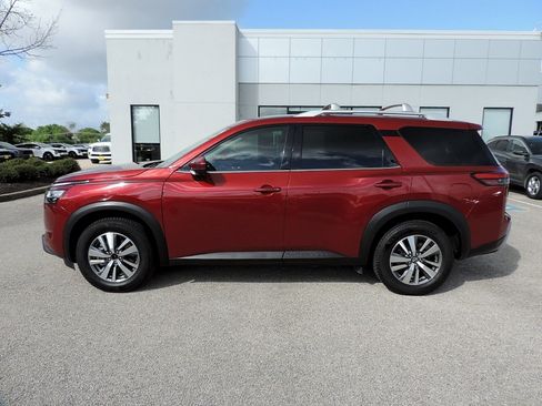 Used 2023 Nissan Pathfinder SL FWD image 8