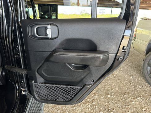 Used 2020 Jeep Gladiator Overland AWD/4WD image 31