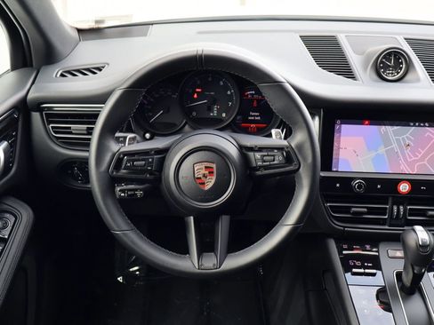 Certified 2025 Porsche Macan image 15