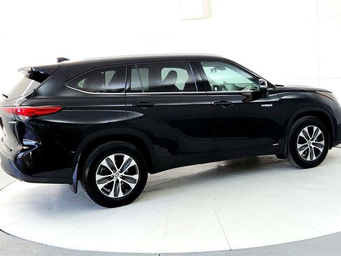 Certified 2021 Toyota Highlander XLE image 6