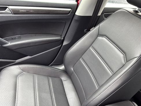 Used 2018 Volkswagen Passat 2.0T SE w/ SE Lighting Package image 14