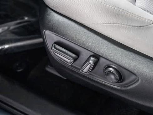 Certified 2022 Toyota Venza LE image 24