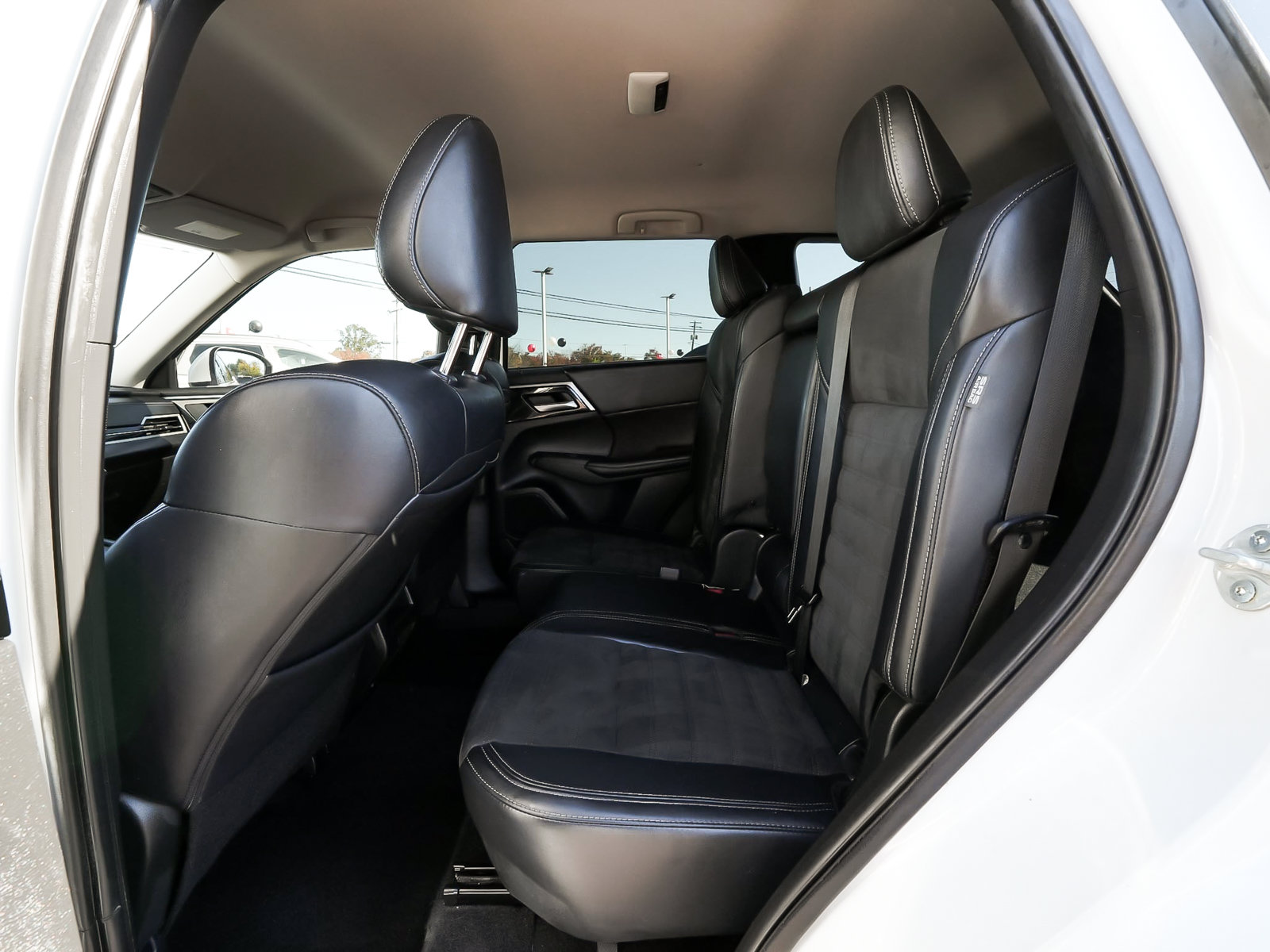 Used 2024 Mitsubishi Outlander SE AWD/4WD image 30