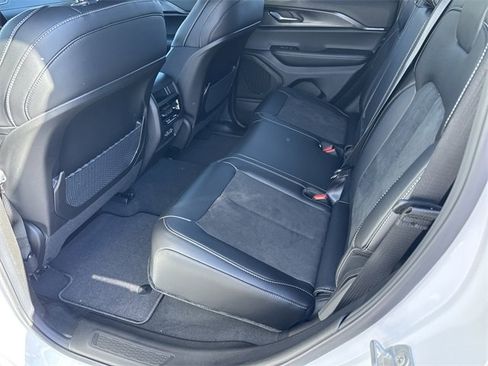 New 2025 Jeep Grand Cherokee Altitude image 18