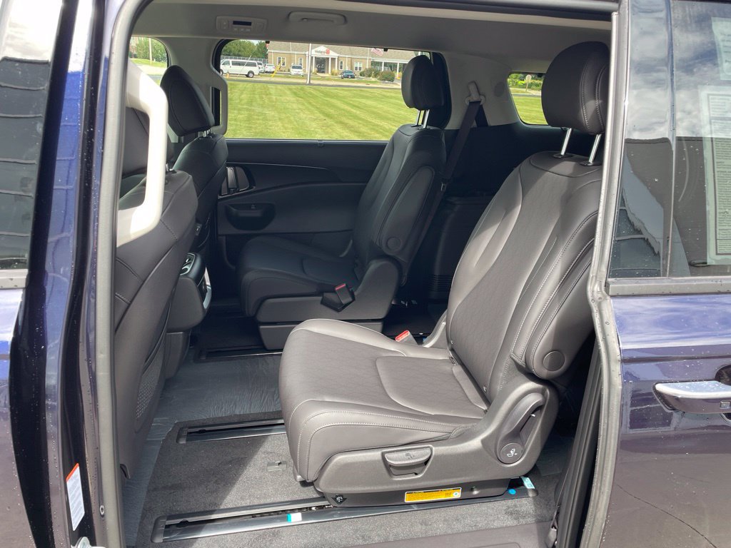 New 2027 Kia Carnival EX FWD image 10