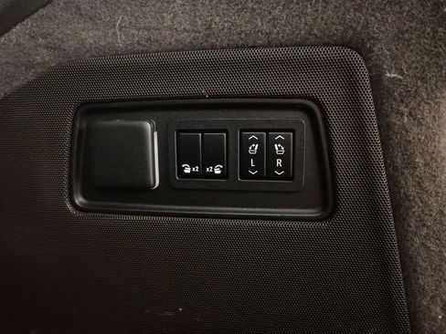 Used 2022 Cadillac Escalade Premium Luxury AWD/4WD image 40