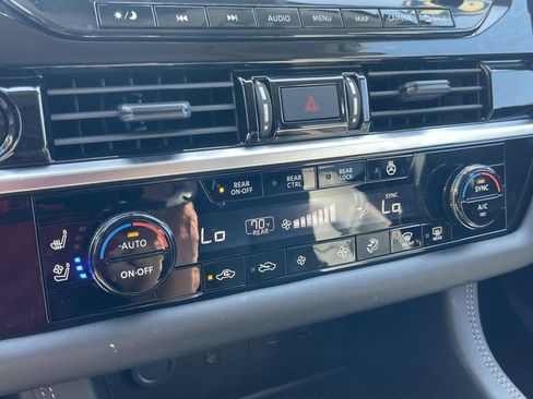 Used 2025 Nissan Pathfinder Platinum AWD/4WD image 40