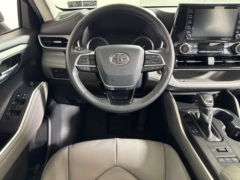Used 2020 Toyota Highlander XLE AWD/4WD image 25