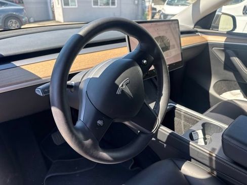 Used 2023 Tesla Model Y 2WD image 10