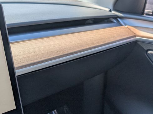 Used 2024 Tesla Model Y 2WD image 33