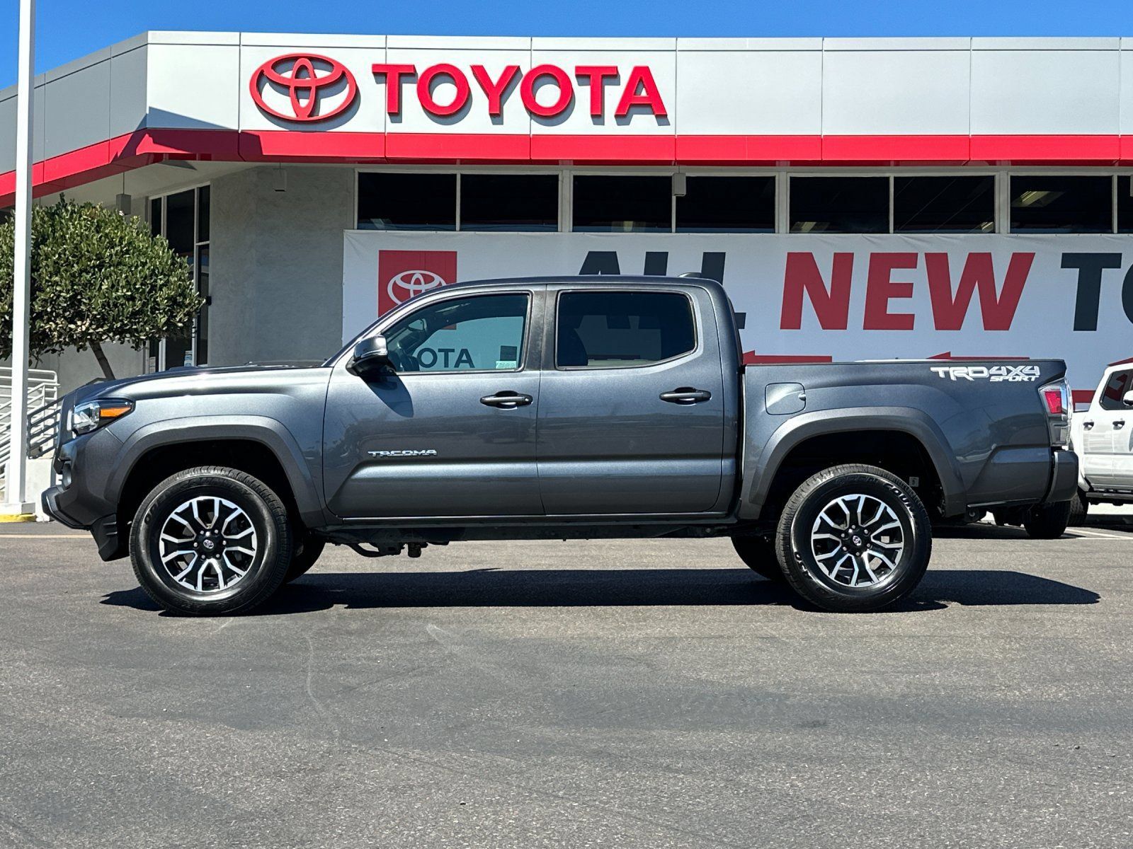 Used 2022 Toyota Tacoma TRD Sport w/ Technology Package AWD/4WD image 2