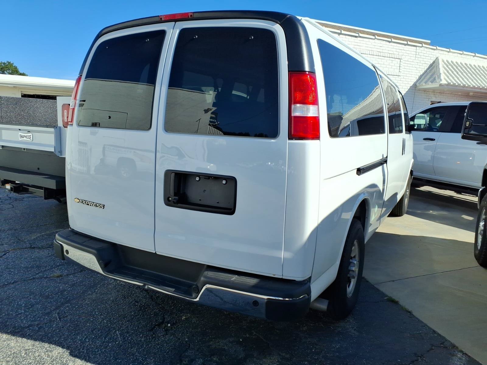 Used 2025 Chevrolet Express 3500 LT w/ LT Preferred Equipment Group RWD image 3