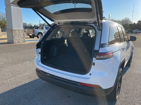 Used 2024 Jeep Grand Cherokee Limited w/ Black Appearance Package image 30