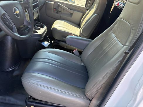 Used 2017 Chevrolet Express 2500 RWD image 16