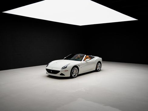 Used 2015 Ferrari California T RWD image 87