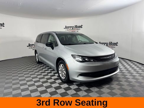 Used 2024 Chrysler Voyager LX image 6