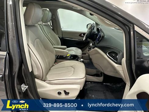 Used 2020 Chrysler Pacifica Limited FWD image 9