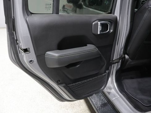 Used 2020 Jeep Gladiator Overland AWD/4WD image 17