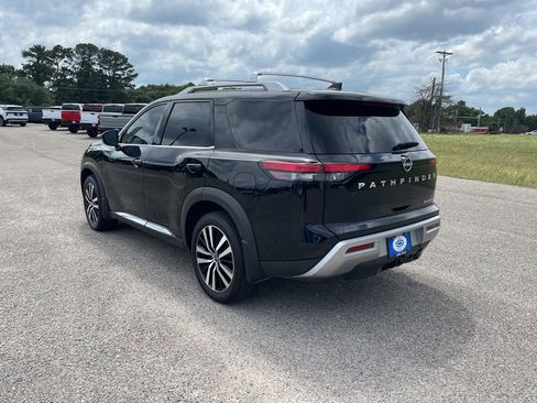 Used 2024 Nissan Pathfinder Platinum FWD image 3
