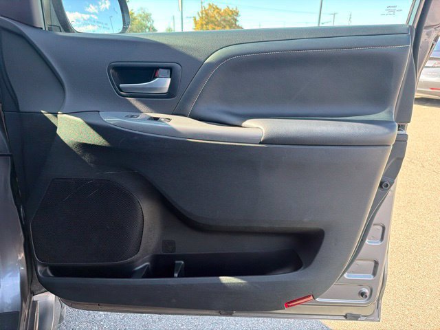 Used 2017 Toyota Sienna SE Premium FWD image 10