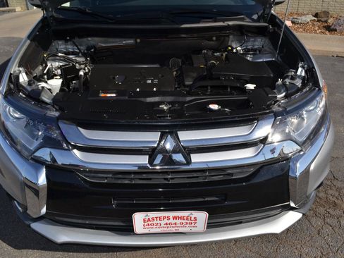 Used 2018 Mitsubishi Outlander SE image 53