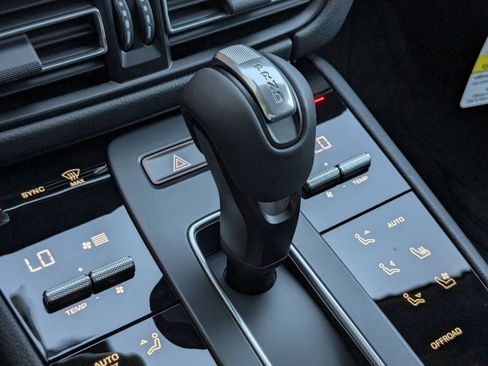 Certified 2025 Porsche Macan image 19