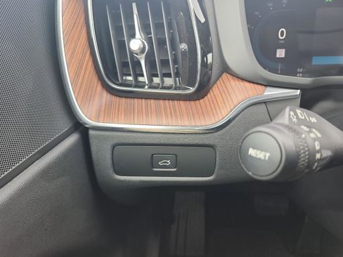 Used 2023 Volvo XC60 B5 Plus image 22