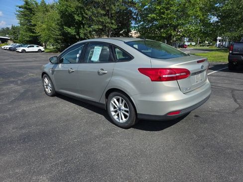 Used 2015 Ford Focus SE FWD image 6