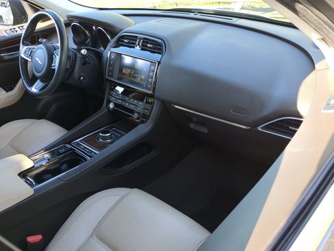 Used 2018 Jaguar F-PACE Prestige image 13