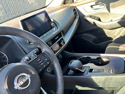 Used 2022 Nissan Rogue SV FWD image 4
