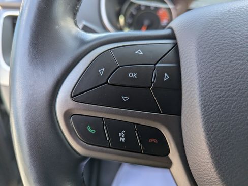 Used 2019 Jeep Cherokee Latitude Plus w/ Cold Weather Group AWD/4WD image 15