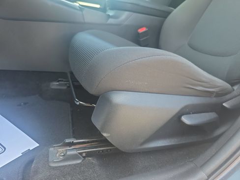 Used 2019 Toyota RAV4 LE FWD image 15