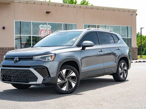 Used 2025 Volkswagen Taos SE w/ Panoramic Sunroof Package AWD/4WD image 2
