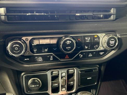 Used 2024 Jeep Gladiator Mojave AWD/4WD image 25