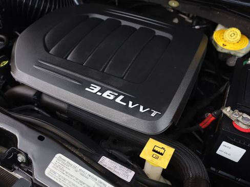 Used 2014 Chrysler Town & Country Touring FWD image 11
