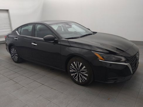 Used 2024 Nissan Altima 2.5 SV image 11