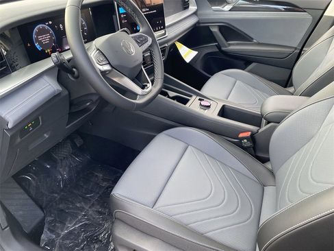 New 2025 Volkswagen Tiguan SE image 14