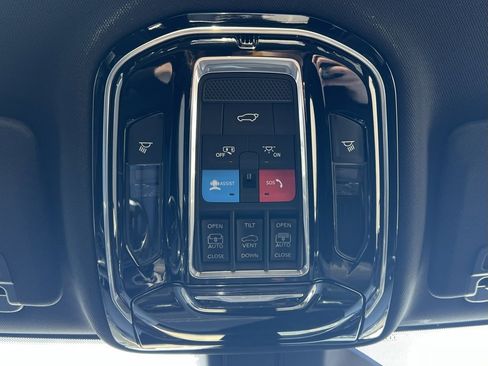 Used 2022 Jeep Grand Cherokee Overland w/ Luxury Tech Group IV image 19